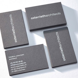 Cartes de visite grises personnalisées, cartes de visite, design personnalisé - Business - entreprise - pied blanc