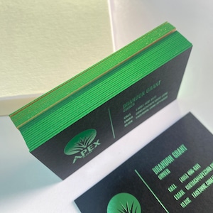Design e impressão exclusivos de cartões de visita em folha verde de luxo, cartões de visita QR com carimbo em folha verde-grama, cartão de visita personalizado em papel kraft