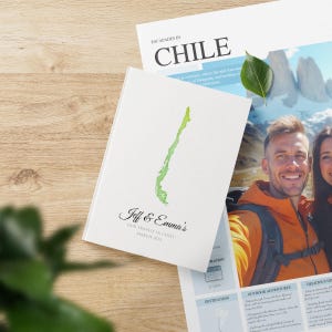 Può includere: Un diario di viaggio bianco con una mappa ad acquerello verde e gialla del Cile. Il diario ha il testo "Jeff & Emma's Our Travels in Chile March 2013" stampato sulla copertina.
