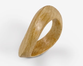Curved ring in maple wood, natural woodring, bands, women's ring, men's ring, wooden jewelry, minimalist, handmade, water resistant, unique