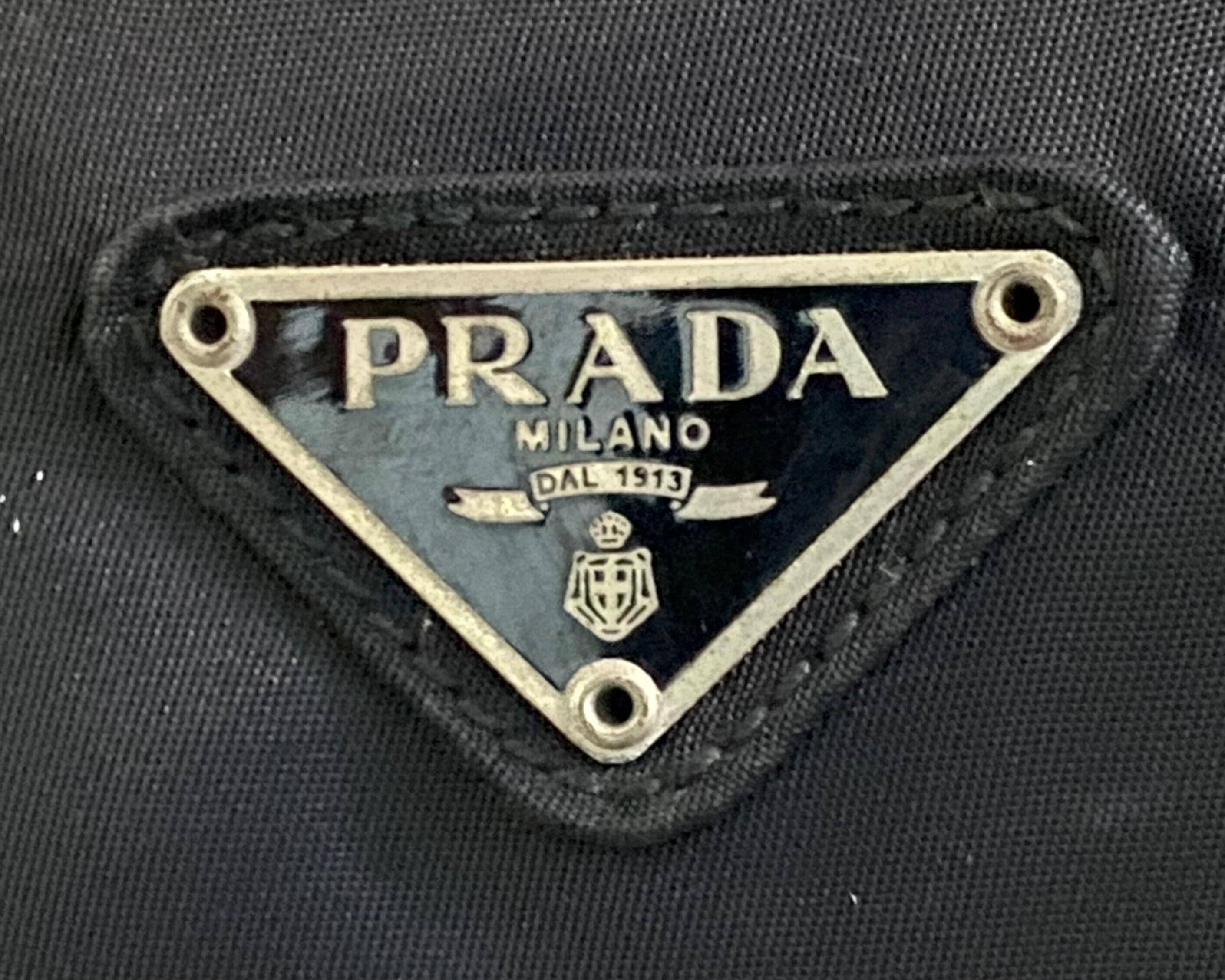 Authentic PRADA nylon messenger bag 🌟🌟🌟 