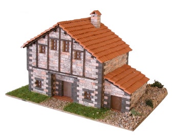 CUIT Ceramic Building Construction Kit, Traditional Cantabrian House (1:87)