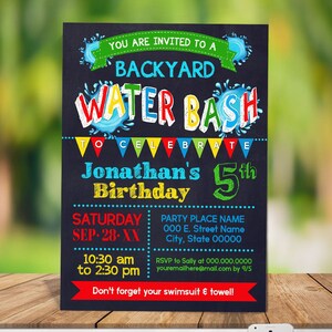 Può includere: Modello modificabile per un invito a una festa di compleanno di Water Bash in giardino. L'invito presenta uno sfondo a lavagna con testo e grafica colorati. Il testo dice "Sei invitato a una festa di Water Bash in giardino per celebrare il 5° compleanno di Jonathan".