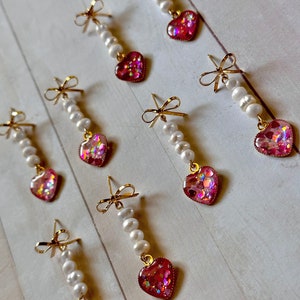 Pingentes midi em formato de coração com pingente de resina e glitter, contas de pérolas de água doce enfiadas à mão e laço superior em latão dourado