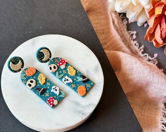 Falloween Cottagecore Witchy inspirierte Polymer Clay dünne Bogen Ohrringe mit Mond, Schädel, Pilz, Kürbis und handbemalten Sternen