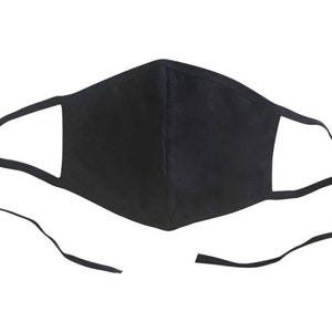 Puede incluir: Una mascarilla negra con presillas para las orejas y cuerdas. La mascarilla está hecha de una tela negra lisa y está diseñada para cubrir la nariz y la boca. Las presillas para las orejas están unidas a los lados de la mascarilla y las cuerdas están en la parte inferior.