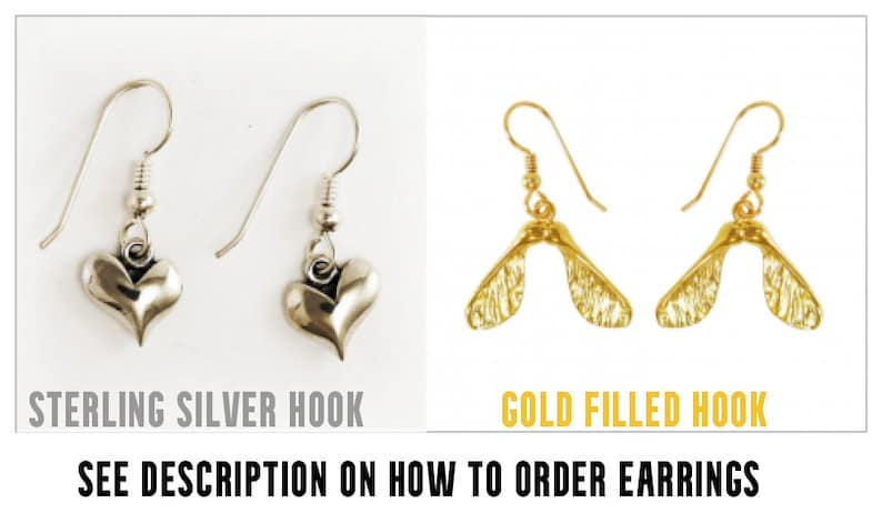 Pu&ograve; includere: Due paia di orecchini, un paio con un ciondolo a forma di cuore d'argento e l'altro con un ciondolo a forma di seme d'acero dorato. Entrambe le paia hanno ganci in argento sterling. Il testo "STERLING SILVER HOOK" e "GOLD FILLED HOOK" &egrave; sotto ogni paio di orecchini. Il testo "SEE DESCRIPTION ON HOW TO ORDER EARRINGS" &egrave; sotto l'immagine.