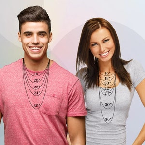 Puede incluir: Imagen que muestra una gu&iacute;a de longitud de collar con un hombre y una mujer. La gu&iacute;a muestra longitudes de collar de 40.6 cm a 91.4 cm, con etiquetas que indican la longitud en pulgadas. El hombre lleva una camisa rosa y la mujer una camisa gris.