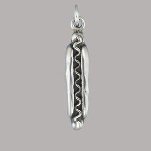 Colgante con dije de perrito caliente chapado en oro o plata de ley. Regalo ideal para él, ella, mamá, Día de la Madre, papá, Día del Padre, novio, novia, esposo, esposa. imagen 2