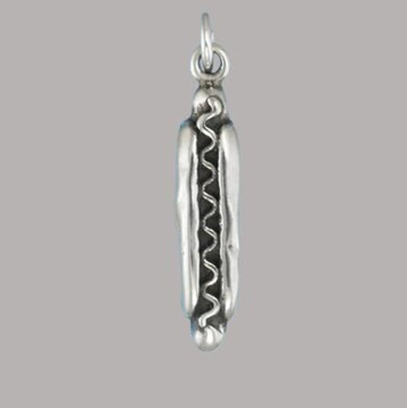Colgante con dije de perrito caliente chapado en oro o plata de ley. Regalo ideal para él, ella, mamá, Día de la Madre, papá, Día del Padre, novio, novia, esposo, esposa. imagen 2