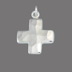 Pu&ograve; includere: Un ciondolo a forma di croce martellata in argento.