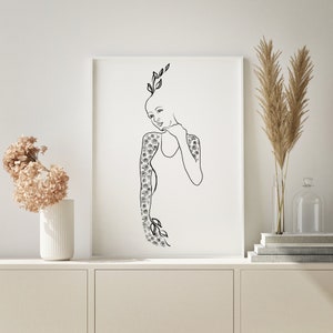Op de afbeelding: Zwart-witte lijntekening van een vrouw met bloemen die uit haar armen en hoofd groeien. De vrouw kijkt naar beneden en heeft haar hand op haar kin.