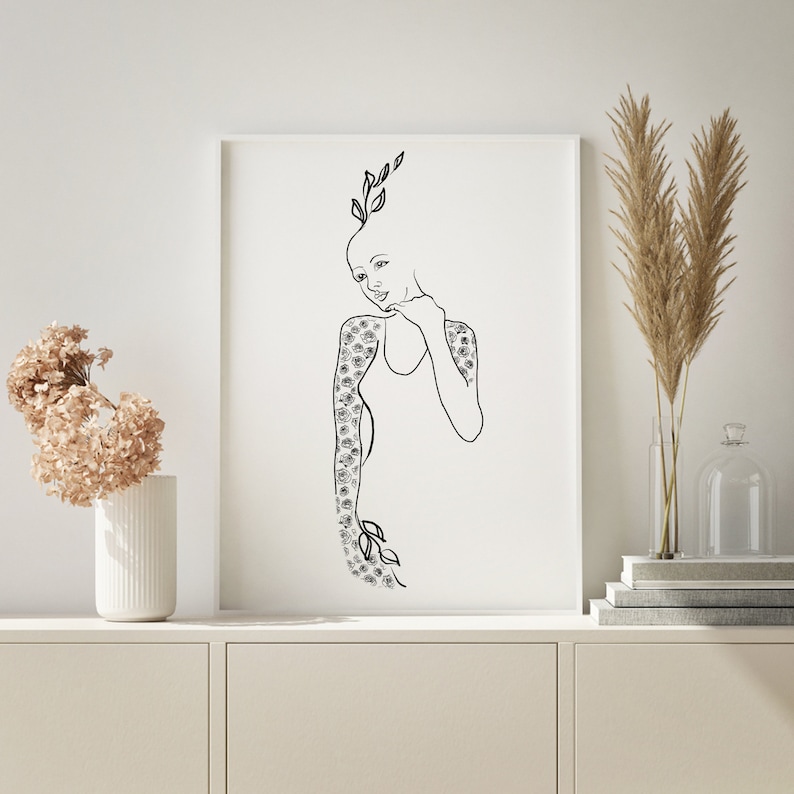 Op de afbeelding: Zwart-witte lijntekening van een vrouw met bloemen die uit haar armen en hoofd groeien. De vrouw kijkt naar beneden en heeft haar hand op haar kin.