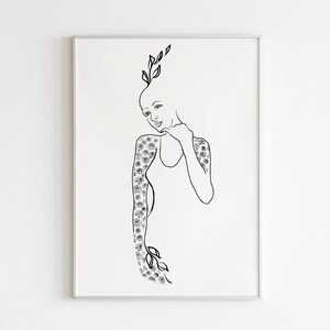 Op de afbeelding: Zwart-witte lijntekening van een persoon met bloemen op hun armen en een kroon van bladeren. De persoon kijkt naar beneden en heeft hun hand op hun kin.