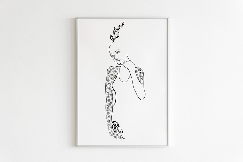 Op de afbeelding: Zwart-witte lijntekening van een persoon met bloemen op hun armen en een kroon van bladeren. De persoon kijkt naar beneden en heeft hun hand op hun kin.