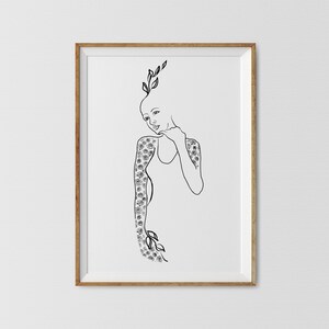Op de afbeelding: Lijntekening van een persoon met een bloemenontwerp op de arm en schouder. De persoon kijkt naar beneden en heeft de hand op de kin.