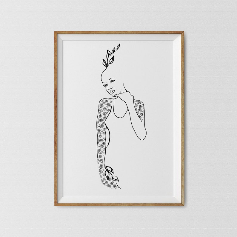 Op de afbeelding: Lijntekening van een persoon met een bloemenontwerp op de arm en schouder. De persoon kijkt naar beneden en heeft de hand op de kin.