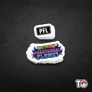 Peut inclure: Plusieurs autocollants blancs. L'un affiche "PFL" en noir, l'autre "MEGA EVOLUTION PHANTASMAL FLAMES" en bleu, violet et jaune. Le tout est posé sur un fond noir.