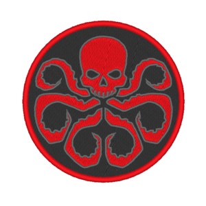 Peut inclure: Un patch brodé rouge et gris avec un crâne et des tentacules, ressemblant à une hydre. Le patch est circulaire et a une bordure rouge.