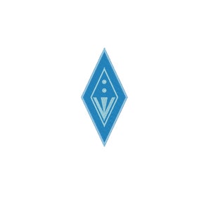 Könnte beinhalten: Ein blaues, rautenförmiges Symbol mit einem weißen Schneeflocken-Design im Inneren. Die Schneeflocke hat drei Kreise in der Mitte und ein V-förmiges Design.