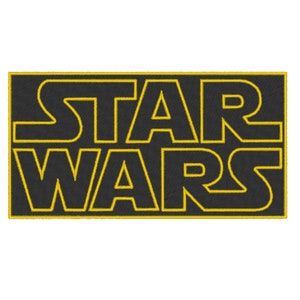 Puede incluir: Parche bordado negro y amarillo con el texto "STAR WARS" en una fuente en negrita y de bloque.