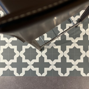 Peut inclure: Un tapis de sol gris et blanc à motifs géométriques. Le tapis est fait d'un matériau durable et est parfait pour les zones à fort trafic.