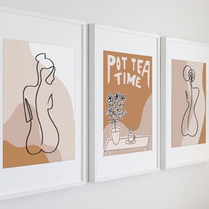 Könnte beinhalten: Drei gerahmte Kunstdrucke mit weißen Rahmen. Die Drucke zeigen Strichzeichnungen einer Figur, einer Pflanze und die Worte "POT TEA TIME". Die Farbpalette umfasst Brauntöne, Beige und Schwarz.