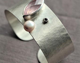 Wide bangle forged in silver combined with a rose quartz in navette cut, pearl and brilliant