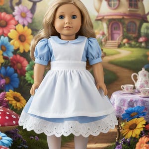 Peut inclure: Une poup&eacute;e aux longs cheveux blonds et aux yeux bleus portant une robe bleu clair avec un tablier blanc et un ourlet en dentelle blanche. La poup&eacute;e porte des collants blancs et des chaussures noires, avec un col claudine et des manches bouffantes.