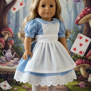 Peut inclure: Une poup&eacute;e aux longs cheveux blonds portant une robe bleu clair &agrave; manches courtes bouffantes, un tablier blanc avec une large ceinture et un ourlet en dentelle blanche. La poup&eacute;e porte &eacute;galement des collants blancs et des chaussures noires.