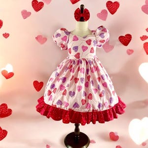 Vestido de niña con estampado de corazones y lazo a juego para San Valentín