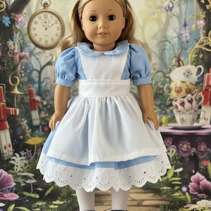 Peut inclure: Une poup&eacute;e aux cheveux blonds avec un bandeau noir, v&ecirc;tue d'une robe bleu clair &agrave; manches courtes bouffantes, d'un tablier blanc et d'une bordure en dentelle blanche &agrave; l'ourlet. La poup&eacute;e porte &eacute;galement des collants blancs et des chaussures noires.