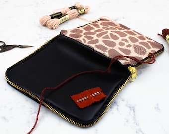 Pochette con ricamo a punto croce da 6" x 8", kit per ricamo a punto croce con stampa giraffa, vera pelle