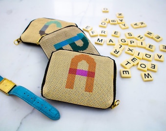 Kit portafoglio personalizzabile con ricamo a punto croce, 4,25" x 5", vera pelle, monogramma a lettera singola (3 colori)
