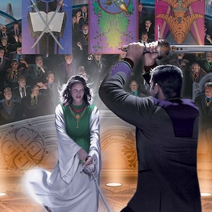 Puede incluir: Una mujer con una túnica blanca y una túnica verde sostiene una espada, frente a un hombre con un traje negro que también sostiene una espada. Están de pie en una gran sala con un techo abovedado y muchas personas en el fondo. Hay tres pancartas colgadas del techo, cada una con un símbolo diferente.