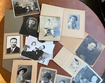 Puede incluir: Una mesa con una colección de fotografías antiguas en blanco y negro de diferentes tamaños y marcos. Las fotos representan personas de diferentes edades, incluyendo niños, adultos y personas mayores. Algunas fotos están en marcos simples, mientras que otras están en marcos más elaborados con bordes decorativos.