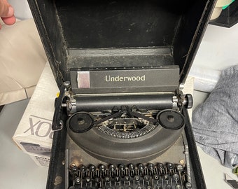 Vintage Underwood Noiseless 77 Portable Typewriter & Case