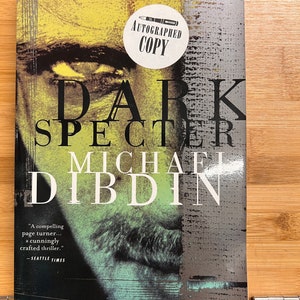 Dark Spectre de Michael Dibdin (1998, tapa blanda comercial) FIRMADO