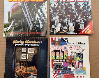 Lot de 4 sur deux roues Orbis, 1987/88 Harley Davidson 85 Years Of Glory Magazine