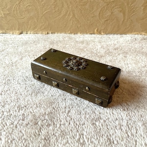 Scatola portagioie in legno vintage, portagioie, antica lavorazione del legno, baule con borchie in stile art déco francese