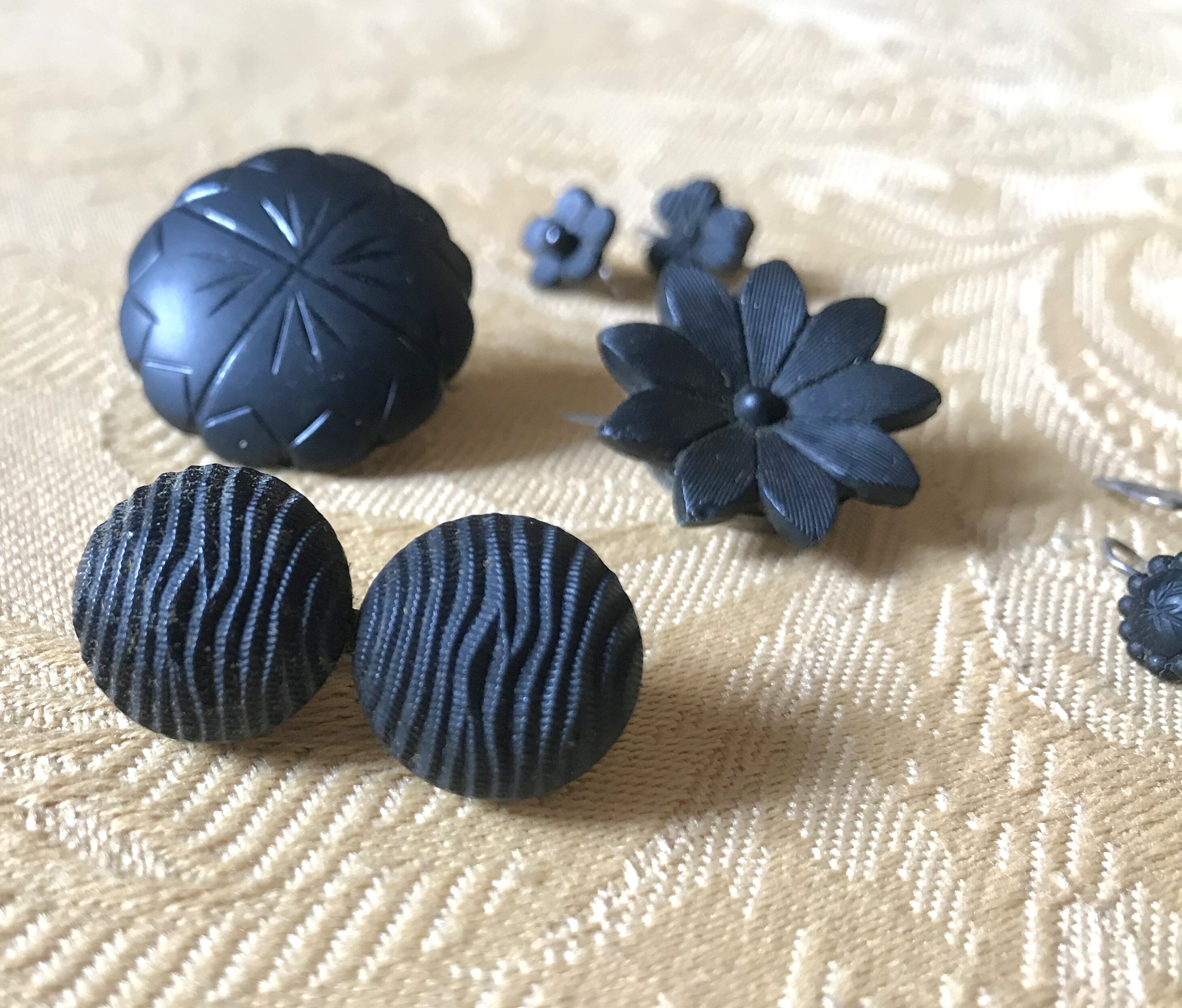 Lot De Bijoux Anciens De Deuil - XIXe Siècle - Broche Et Collier Fantaisie - Occasion