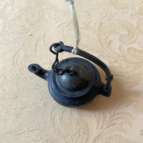 vintage antique du XVIIIe siècle peut-être lampe à huile en bronze lampe à huile forme victorienne d'une théière décor rustique petite pièce décorative bouilloire en métal