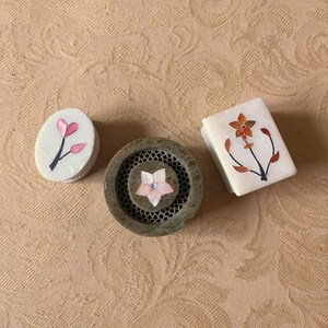 Vintage set med 3 smyckesskrin i täljsten med pärlemormotiv, blommönster, förvaringsburk, kruka med lock, blommönster, cottagecore