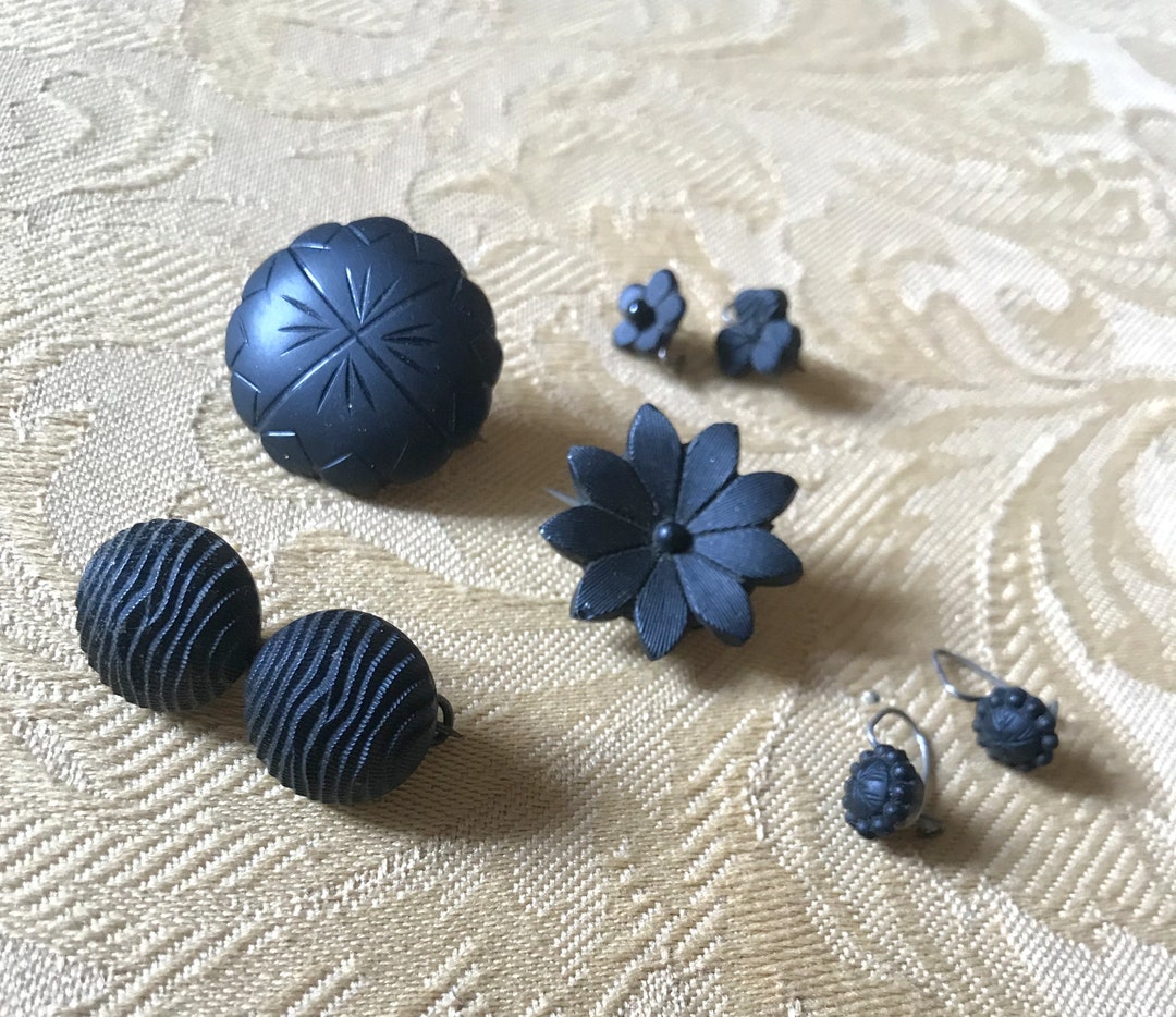 Lot De Bijoux Anciens De Deuil XIXème Siècle - Broche Fleur En Bois Et B.O Pensée En Pâte De Verre Noir