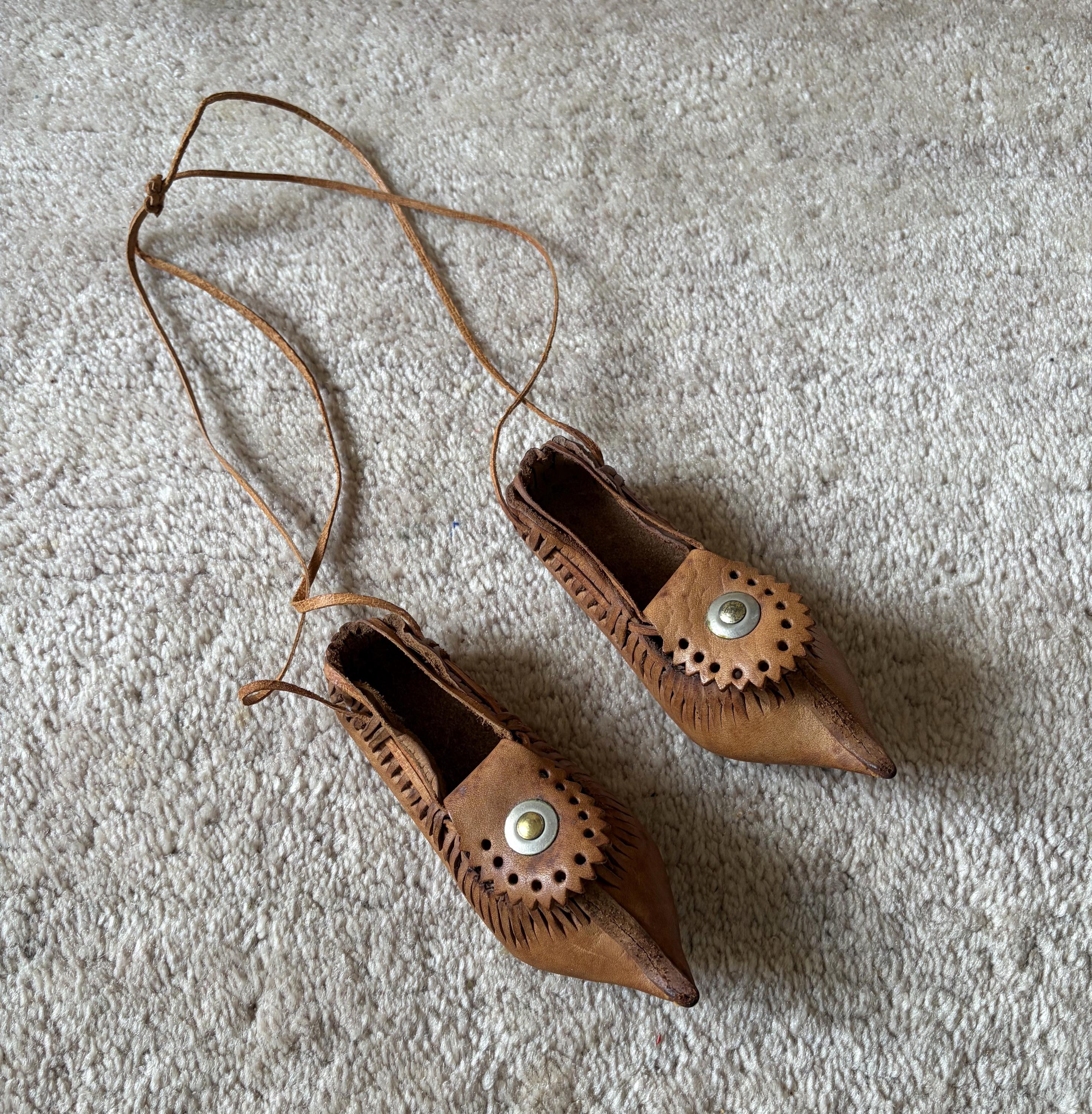 Paire De Chaussures Anciennes Fillette En Cuir Mondo Davos - Taille 20 - Occasion