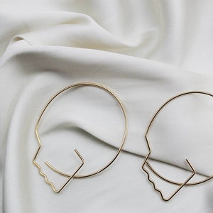 Artsy Face Gold Statement | Blogger Minimalist | Urban | trend | Puristic earrings | Picasso style | filigree