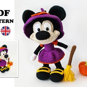 Op de afbeelding: Haakpatroon voor een Halloween-heks Minnie Mouse amigurumi-pop. De pop draagt een paarse jurk met oranje accenten en een zwarte heksenhoed. Ze houdt een bezem en een kleine oranje pompoen vast.