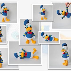 Op de afbeelding: Verschillende afbeeldingen van een gehaakte Donald Duck pop. De pop draagt een blauw matrozenhemd met gele strepen, een rode vlinderdas en een blauwe matrozenmuts. De eend heeft een wit gezicht, een gele snavel en gele voeten. De achtergrond is wit.