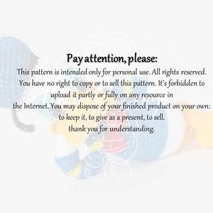 Op de afbeelding: Een gehaakte pop met blauwe, gele, rode en witte accenten. De afbeelding bevat tekst met de tekst "Pay attention, please: This pattern is intended only for personal use. All rights reserved."