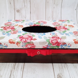 Houten rechthoekige weefseldoos met bloemen en rood lint, De Dekking van het Weefsel, De Dekking van de Doos van het Weefsel, Houten WeefselHouder, Decoupage Doos, giftdoos